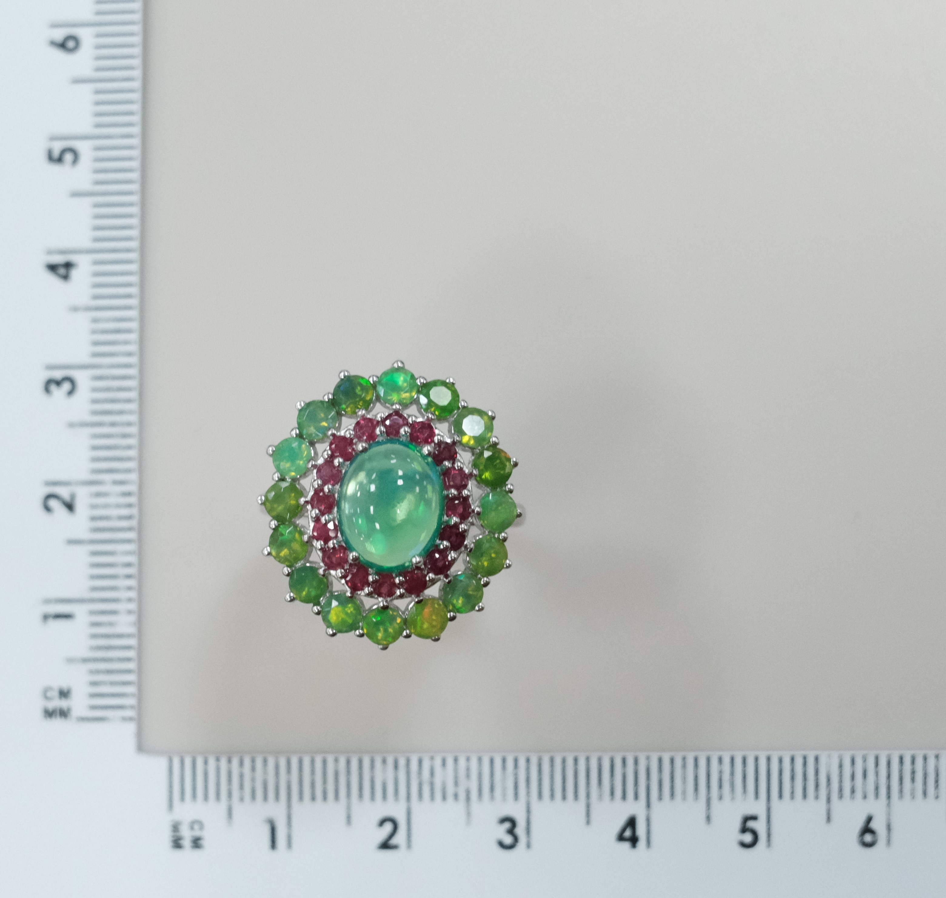 Серебряное кольцо с зелеными опалами